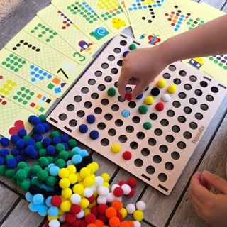 Opět jedna z novinek - velká sada na jemnou motoriku Mozaika dřevěná s bambulkami (300 ks) a předlohami. Originální...